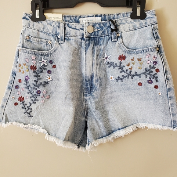 NWT BAN-JARA Denim High Rise Floral Embroidery Shorts Raw Hem Light Wash Size 27 - Picture 9 of 9